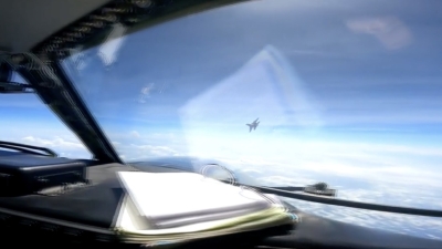 Captura de pantalla. Un caza chino J-16 intercepta un avión de reconocimiento RC-135, de EE.UU.