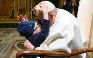 El Papa Francisco es abrazado por un niño pequeño mientras recibe a los miembros de la Asociación de Fundaciones e Instituciones Filantrópicas Italianas en audiencia en el Vaticano.