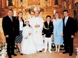 El hijo del empresario es compadre de Peña Nieto, de acuerdo con una foto publicada por revista Quién y cuyo crédito dice sólo “cortesía”