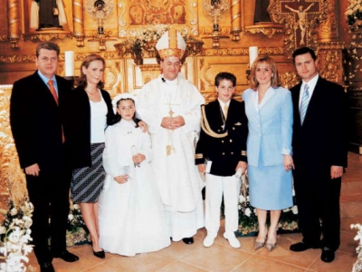 El hijo del empresario es compadre de Peña Nieto, de acuerdo con una foto publicada por revista Quién y cuyo crédito dice sólo “cortesía”