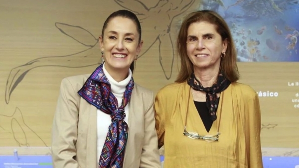 La presidenta de México, Claudia Sheinbaum (i), junto a su madre, Annie Pardo Cemo.