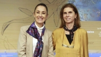 La presidenta de México, Claudia Sheinbaum (i), junto a su madre, Annie Pardo Cemo.