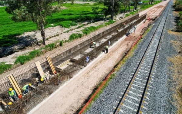 El objetivo es que los trenes (eléctricos) sean construidos en México, con la misión de seguir llevando prosperidad y bienestar a todos los hogares”, subrayó Sheinbaum. 