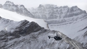 Un helicóptero de rescate vuela sobre los restos del avión.