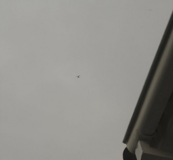 Drones sobrevuelan la embajada de México en Bolivia.