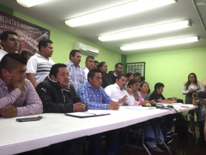 Juan García, vocero de la sección 22 de la CNTE, denunció que las personas heridas, desaparecidas y que perecieron son maestros, padres de familia y manifestantes de la comunidad que se sumaron a la protesta