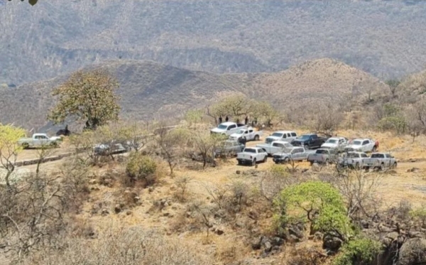 Descendieron pie a tierra para comenzar con la extracción de varias de las bolsas con restos humanos hallados en el punto.