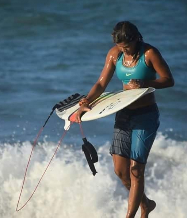 Un rayo mata a la campeona de surf de Brasil mientras entrenaba en la playa