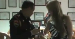 El director general de la PBI aparece en en video, al parecer en su oficina, bebiendo con música en vivo