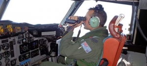 Un integrante de la Real Fuerza Aerea Australiana de la tripulación de un avión AP-3C Orión de la patrula marítima participa en la búsqueda del avión de la aerolínea malasia MH370