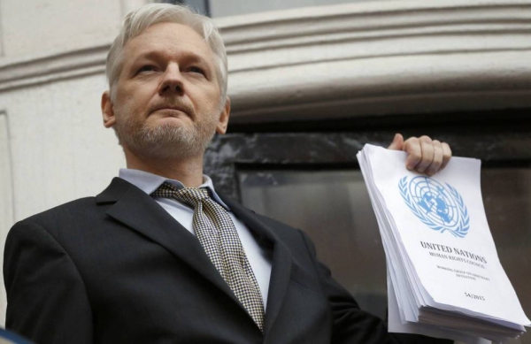 Julian Assange sujeta un informe de la ONU en la embajada de Ecuador 