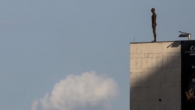 Una de las siluetas de Antony Gormley en Hong Kong