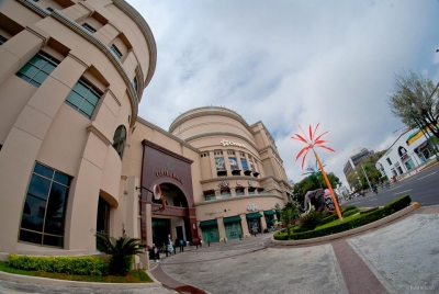 Decenas de personas han sufrido robos en sus vehículos en el estacionamiento del centro comercial en GDL.
