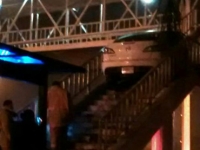 El vehículo, un Mazda blanco, quedó sobre las escaleras del puente; según autoridades, el conductor escapó de la escena.