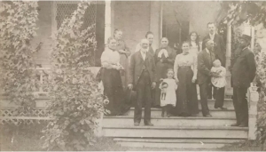 Encuentran fotos fantasmagóricas y espeluznantes juguetes en las paredes de una "casa embrujada" en EE.UU.