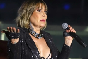 Al estilo de Bad Bunny, Alejandra Guzmán avienta el celular de un reportero por una pregunta incómoda