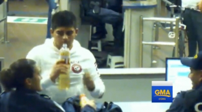 El joven Cruz Velázquez, al beber del líquido con metanfetaminas que trataba de ingresar ilegalmente a EEUU.