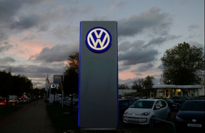 Logo de la automotriz alemana Volswagen en un consionario, en Hamburgo