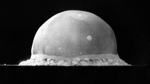 Explosión de la bomba nuclear Trinity en Nuevo México, EE.UU., 16 de julio de 1945.
