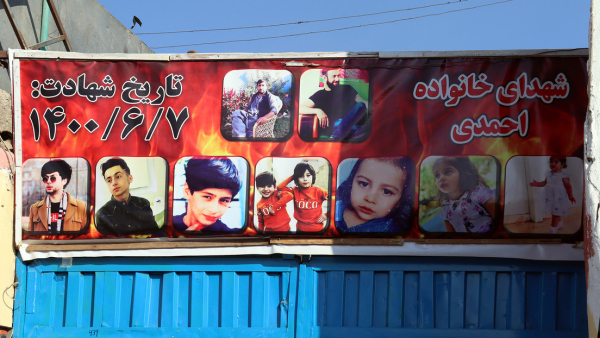 Una pancarta con fotos de los miembros de la familia afgana Ahmadi, que murieron en un ataque con dron el 2 de diciembre de 2019, sobre la puerta de su vivienda en Kabul.