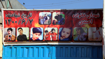 Una pancarta con fotos de los miembros de la familia afgana Ahmadi, que murieron en un ataque con dron el 2 de diciembre de 2019, sobre la puerta de su vivienda en Kabul.