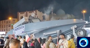 Irán presenta una lancha rápida de ataque capaz de disparar dos misiles de crucero