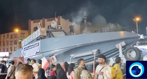Irán presenta una lancha rápida de ataque capaz de disparar dos misiles de crucero