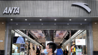 Tienda de Anta Sports en un centro comercial en Pekín, China, el 25 de marzo de 2021. Florence Lo