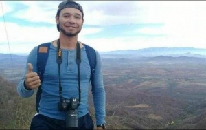 Omar Iván trabajaba en una estación de radio local y tenía una página de internet.