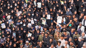 Dolientes en una ceremonia fúnebre por las niñas muertas en los ataques de EE.UU. e Israel contra una escuela primaria de Minab, Irán, 3 de marzo de 2026