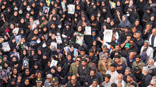 Dolientes en una ceremonia fúnebre por las niñas muertas en los ataques de EE.UU. e Israel contra una escuela primaria de Minab, Irán, 3 de marzo de 2026