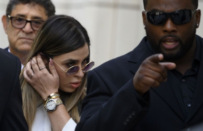 Ishmael Bailey (derecha) junto a Emma Coronel al salir de la Corte el 17 de julio