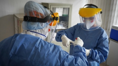 Personal de Salud de Jalisco realiza pruebas de detección de Covid-19.