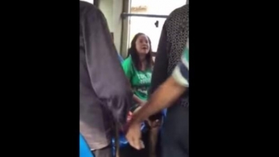 VIDEO: Se niega a ceder el asiento a un anciano y le dan tremenda paliza