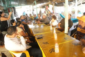 Líderes sociales y palaperos se reunieron a principios de marzo, en la playa Boca de Tomates, para analizar la situación que prevalece en esa zona, donde empresarios hoteleros realizan obras de ampliación
