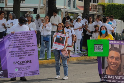 Frente a Casa Jalisco exigen aparición con vida de dos hombres
