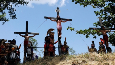 Los filipinos se crucifican en una polémica reconstrucción del Viernes Santo (VIDEO)