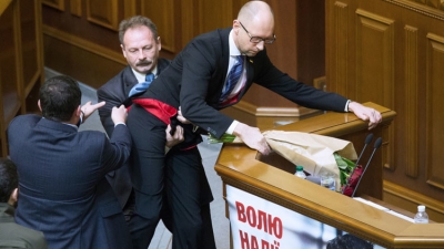 Pelea en el Parlamento ucraniano: la situación más &#039;incómoda&#039; para el primer ministro Yatseniuk