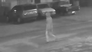 Una escena del video en el que se ve a un sujeto caminar en el tiempo y lugar cercanos a uno de los tres asesinatos recientes en Tampa, que se temen hayan sido cometidos por un asesino serial.