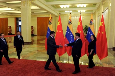 El presidente chino Xi Jinping, segundo de derecha a izquierda, saluda al presidente venezolano Nicolás Maduro antes de su reunión en el Gran Salón del Pueblo en Beijing, China, el martes 1 de septiembre de 2015