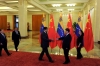 El presidente chino Xi Jinping, segundo de derecha a izquierda, saluda al presidente venezolano Nicolás Maduro antes de su reunión en el Gran Salón del Pueblo en Beijing, China, el martes 1 de septiembre de 2015