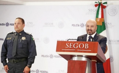 Renato Sales, comisionado Nacional de Seguridad (der.), dijo que a los seis presuntos integrantes de Los Guerreros se les decomisaron ocho armas largas, una ametralladora M-60, 35 cargadores y más de mil cartuchos útiles