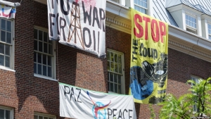 Activistas en la Embajada venezolana en Washington, EE.UU., el 25 de abril de 2019.