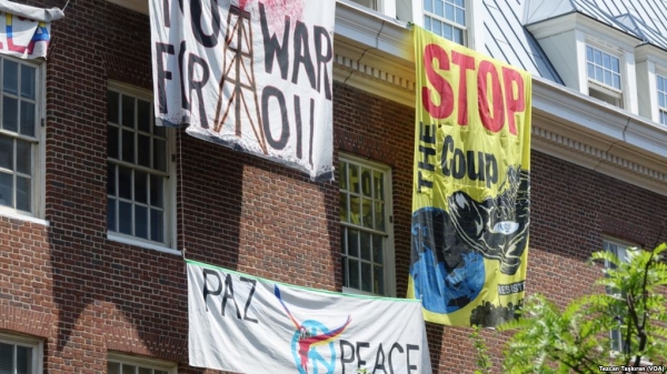 Activistas en la Embajada venezolana en Washington, EE.UU., el 25 de abril de 2019.
