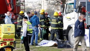 Efectivos de seguridad y rescate en el lugar del incidente, junto al camión que embistió a varios civiles.