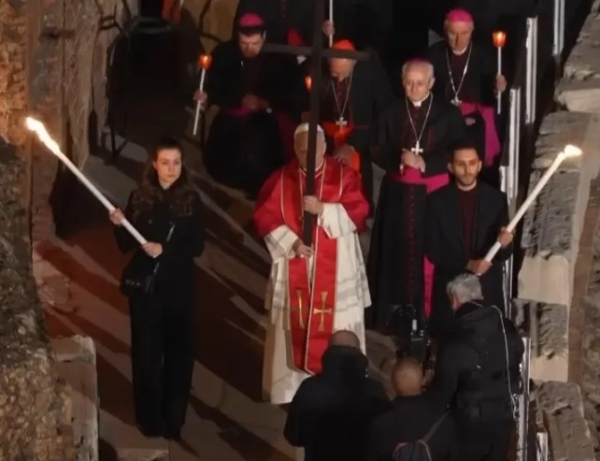 El Papa León XIV lleva la cruz en la procesión completa del Viernes Santo, siendo el primer pontífice en hacerlo en décadas.