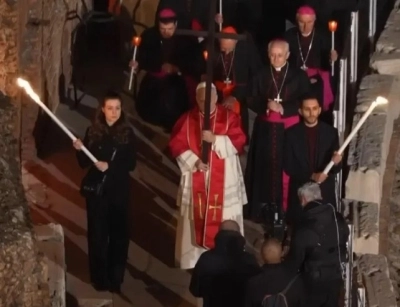 El Papa León XIV lleva la cruz en la procesión completa del Viernes Santo, siendo el primer pontífice en hacerlo en décadas.