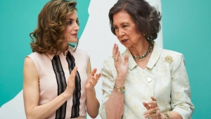 La reina Sofía y la reina Letizia en un acto en 2016.