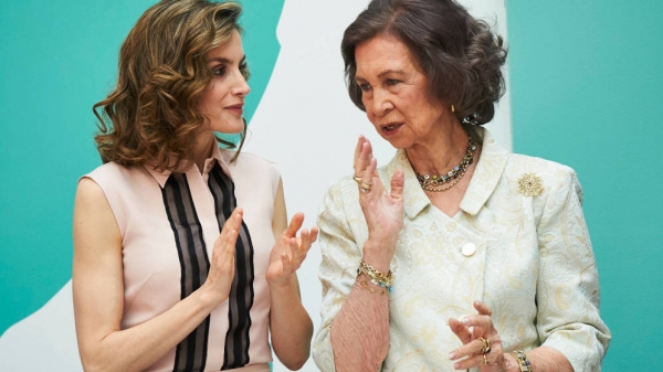 La reina Sofía y la reina Letizia en un acto en 2016.