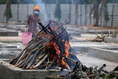 Una pira funeraria de una persona que murió de COVID arde en Nueva Delhi, India.